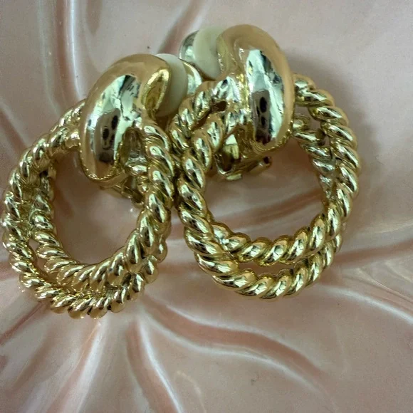 Vintage “door knocker” Earrings Gold-Tone Twisted Hoop clip-ons - Picture 3 of 9